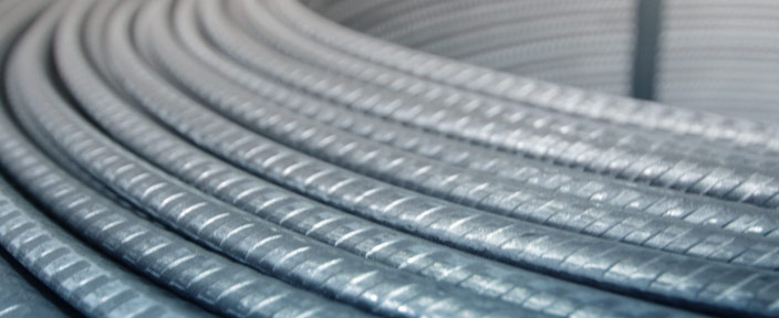 Aufgewickelte Eisendraht-Coils im Lager